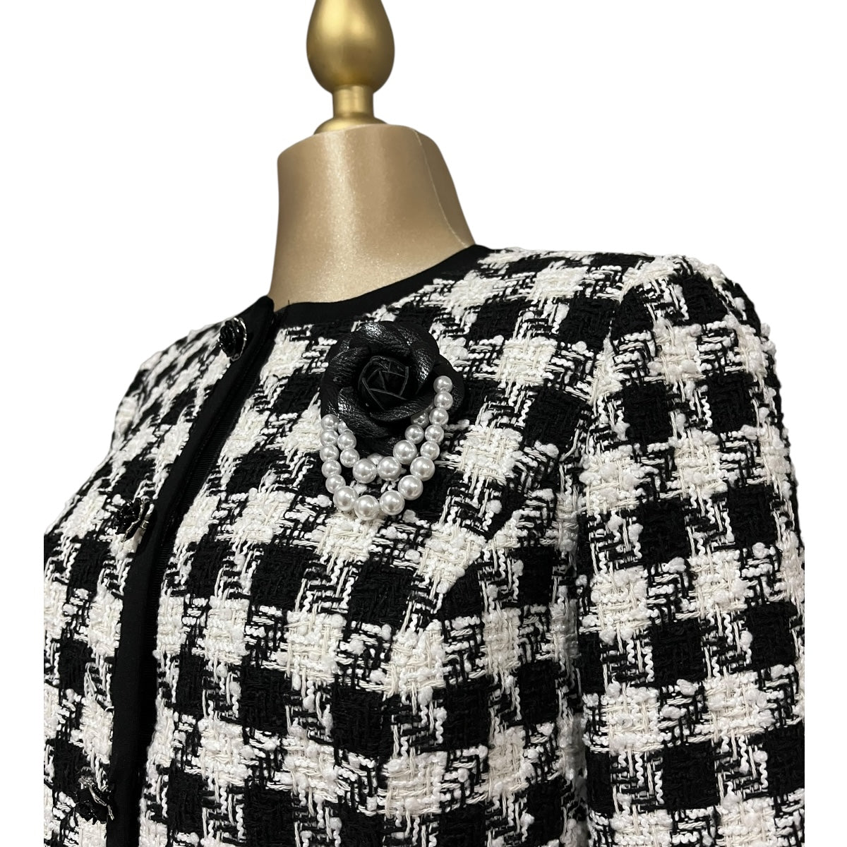 Conjunto Saco/Falda Con Broche Rosa Negra
