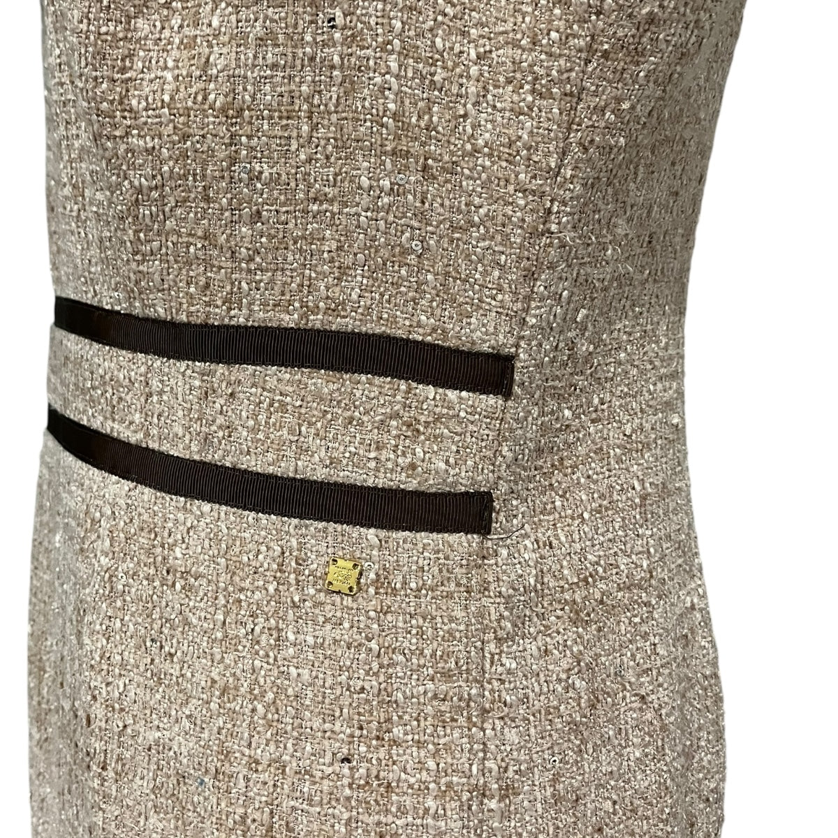 Vestido Beige Con Broche Sin Mangas