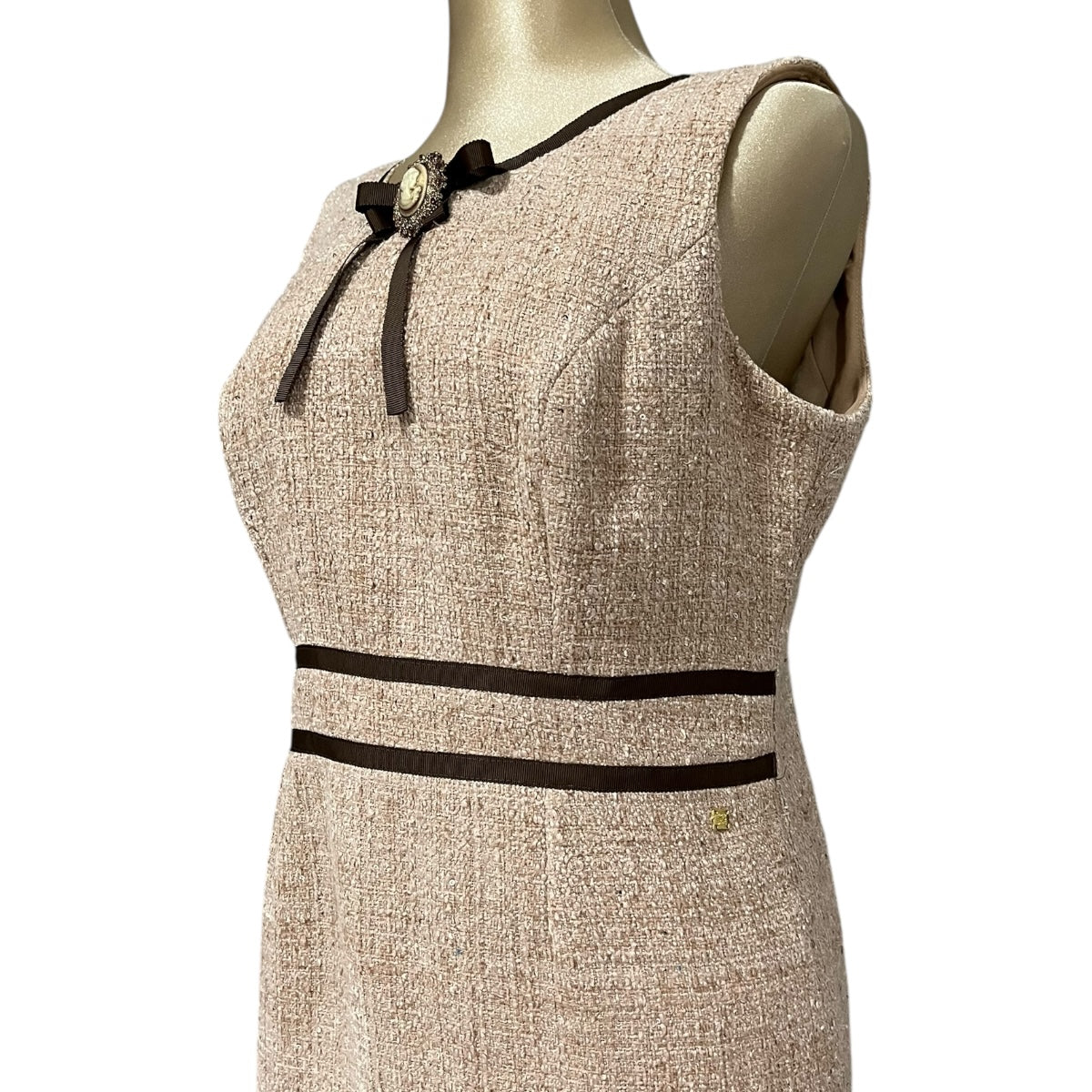 Vestido Beige Con Broche Sin Mangas