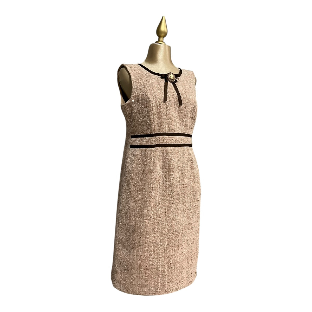Vestido Beige Con Broche Sin Mangas