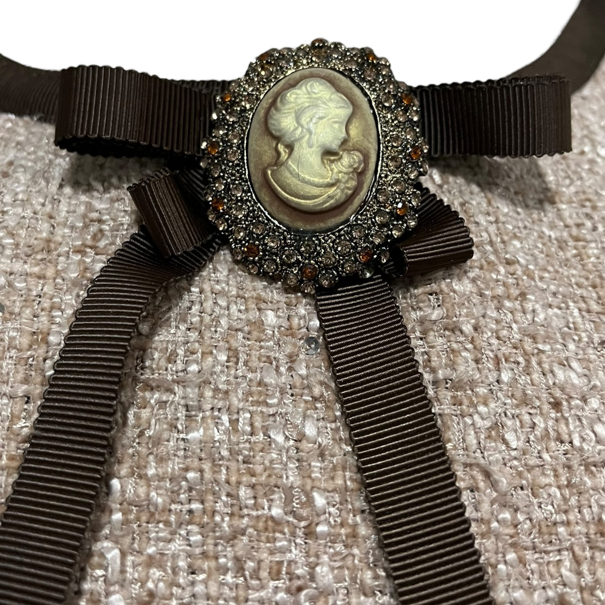 Vestido Beige Con Broche Sin Mangas