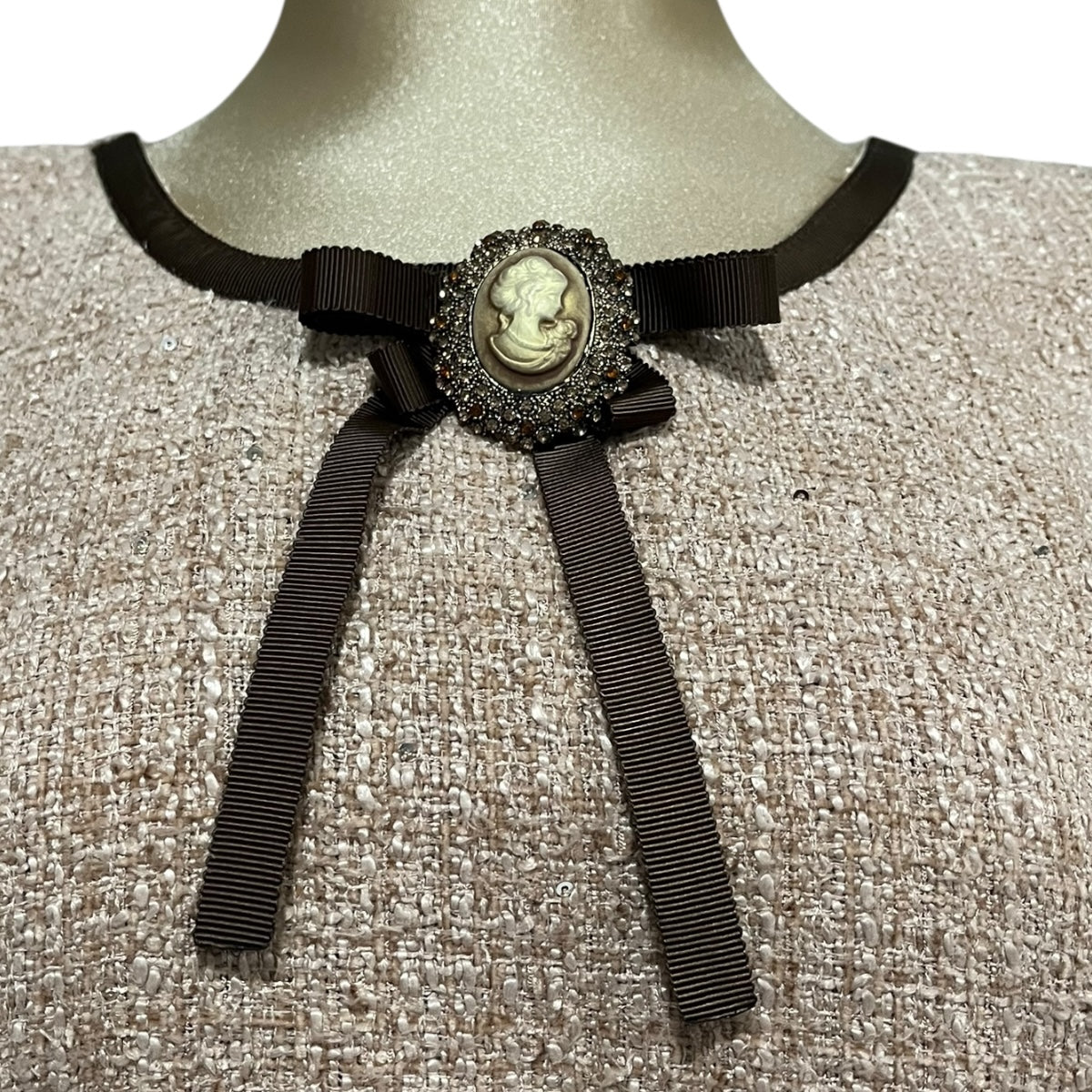 Vestido Beige Con Broche Sin Mangas