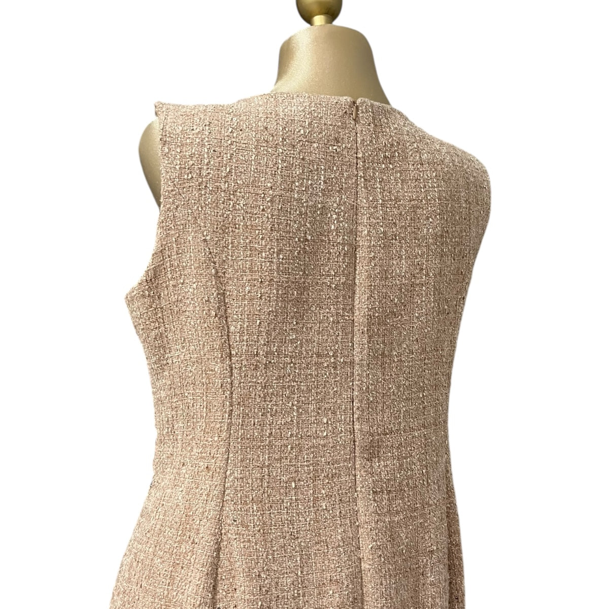 Vestido Beige Con Broche Sin Mangas