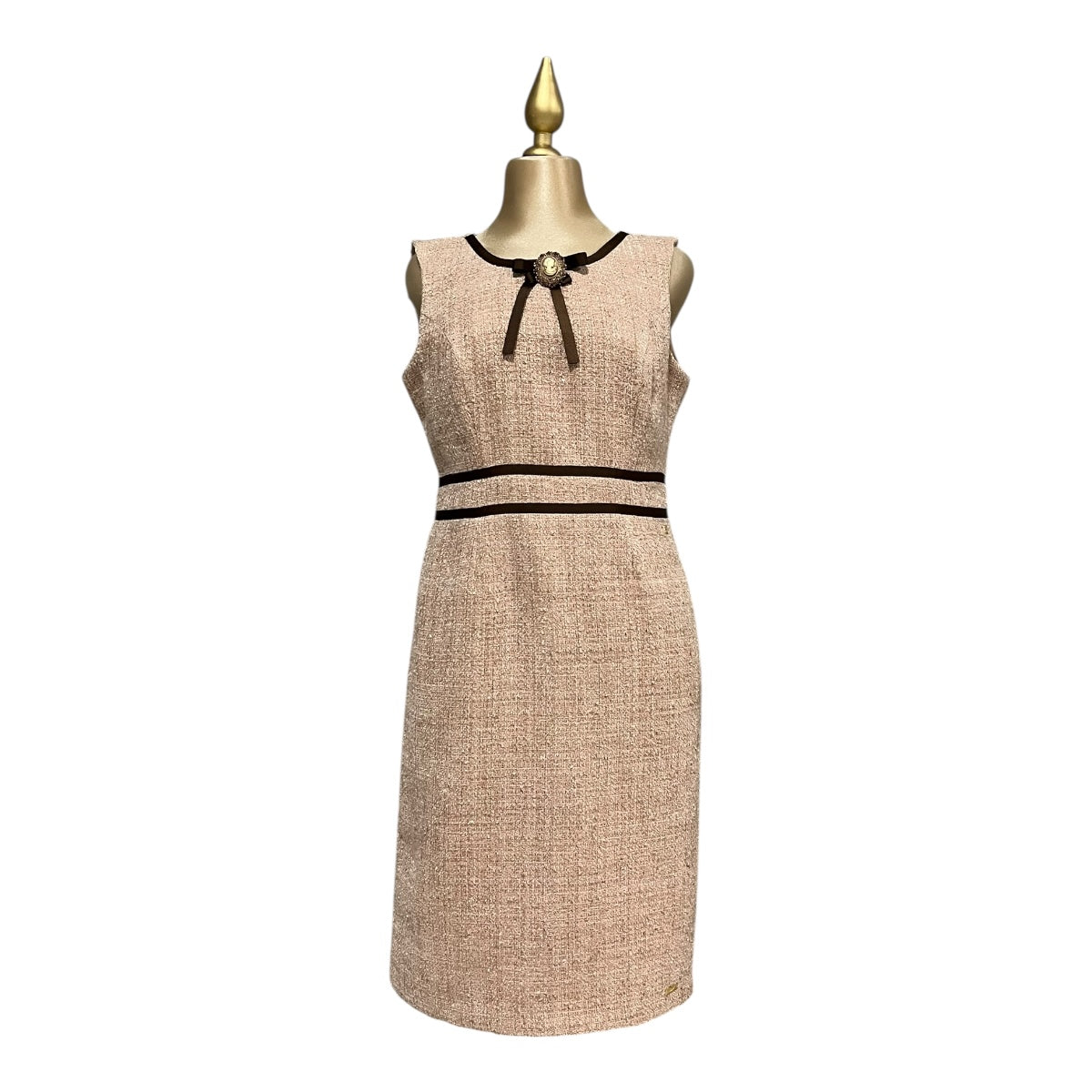 Vestido Beige Con Broche Sin Mangas