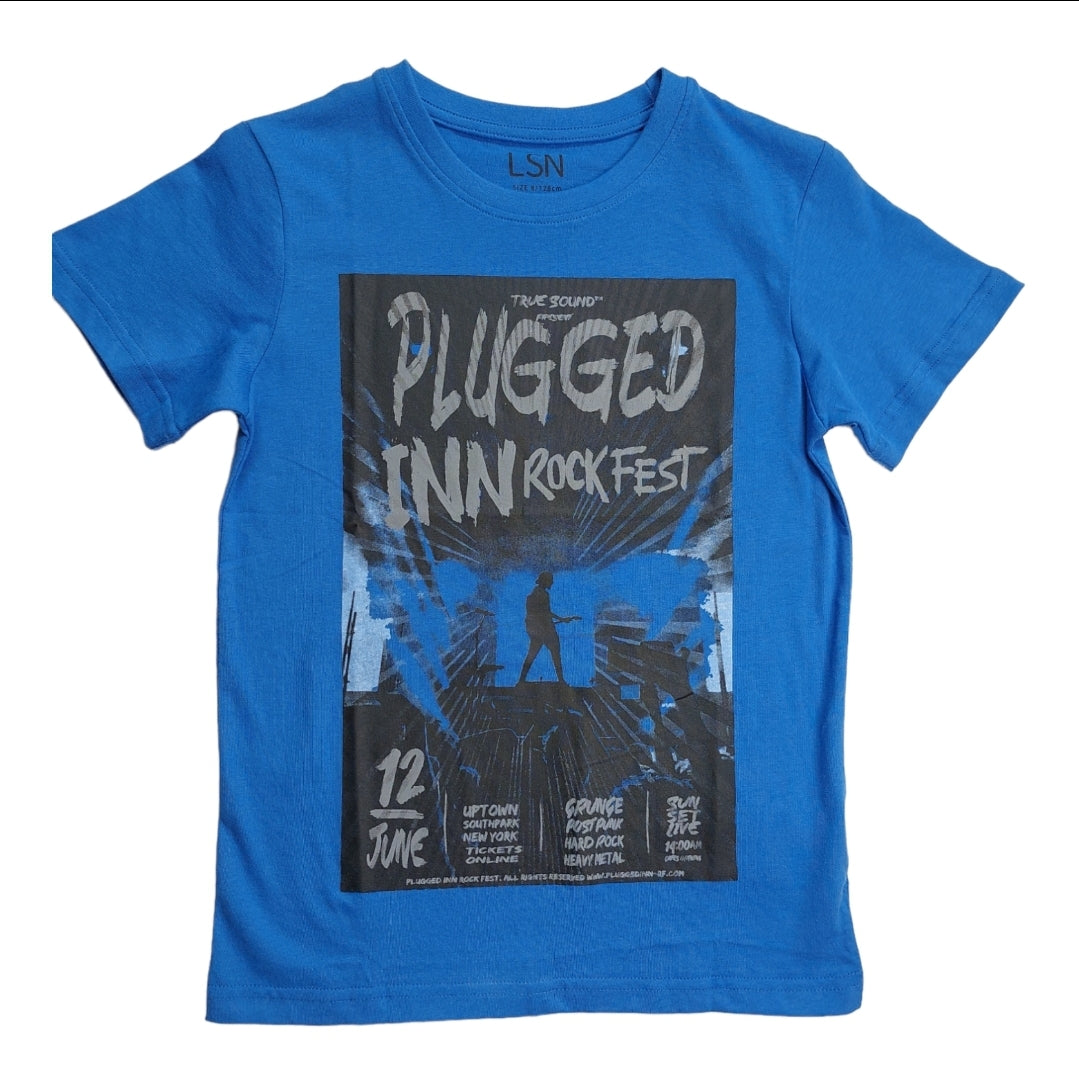 Playera azul con texto estampado "PLUGGED INN ROCKFEST" para niño LOSAN