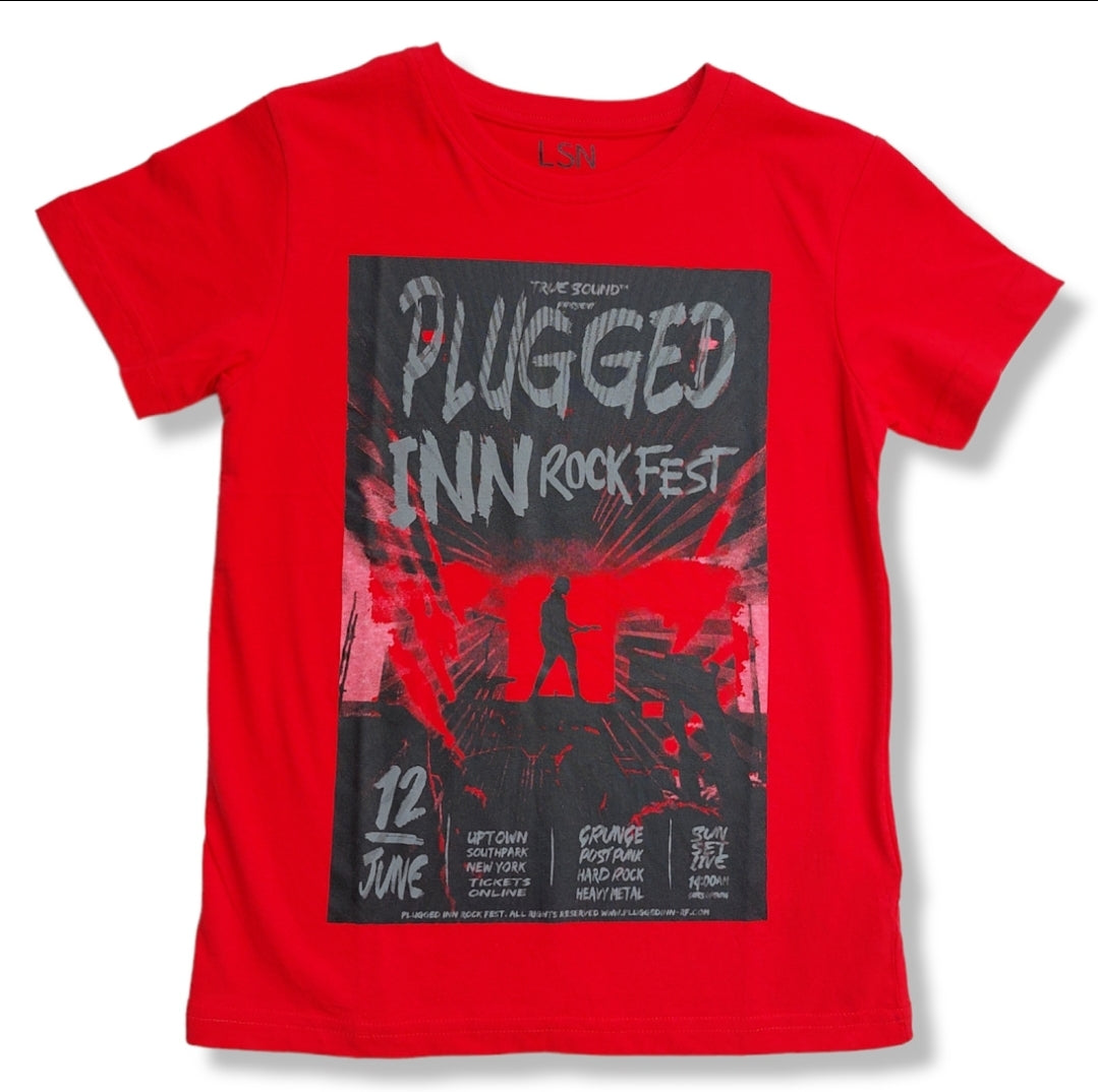 Playera roja con texto estampado "PLUGGED INN ROCKFEST" para niño LOSAN