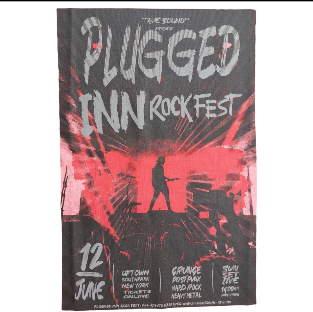 Playera roja con texto estampado "PLUGGED INN ROCKFEST" para niño LOSAN