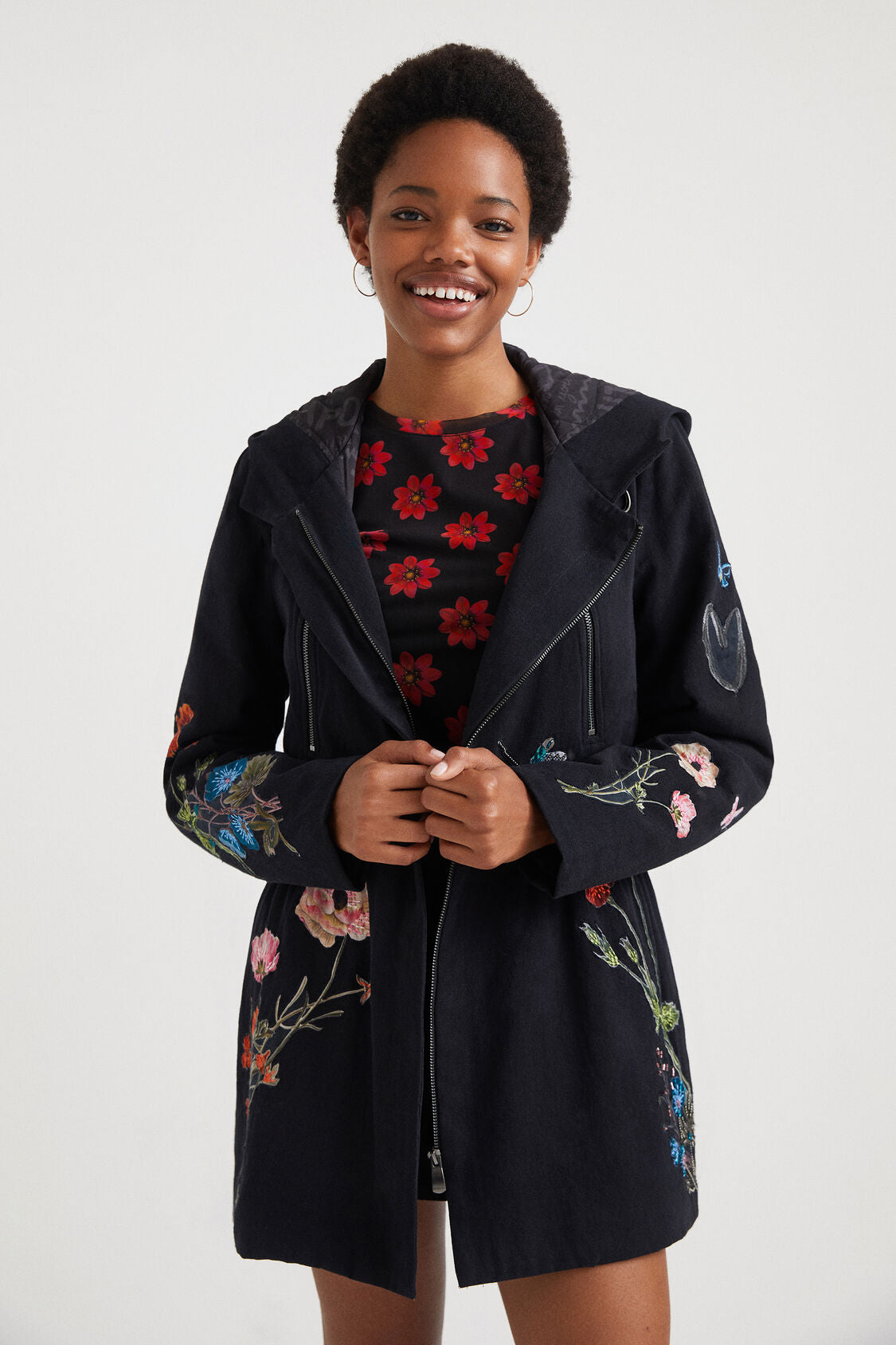 Chaqueta ajustable con capucha DESIGUAL