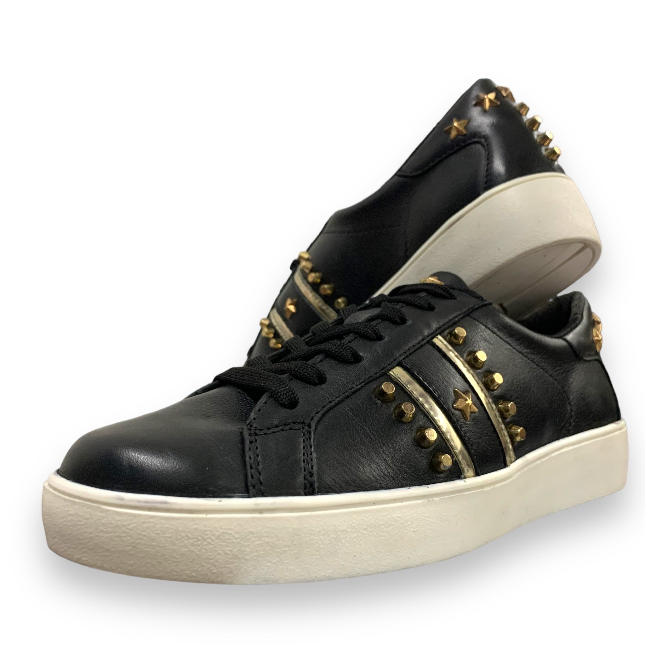 Tenis negro con estrellas Gillio