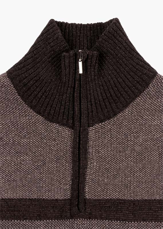 Suéter marrón de chenilla con cuello perkins para caballero.