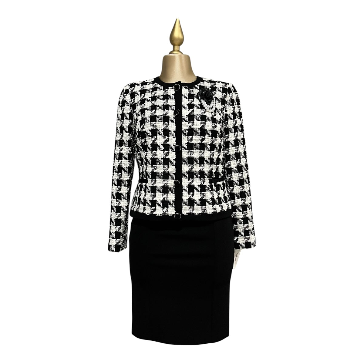 Conjunto Saco/Falda Con Broche Rosa Negra