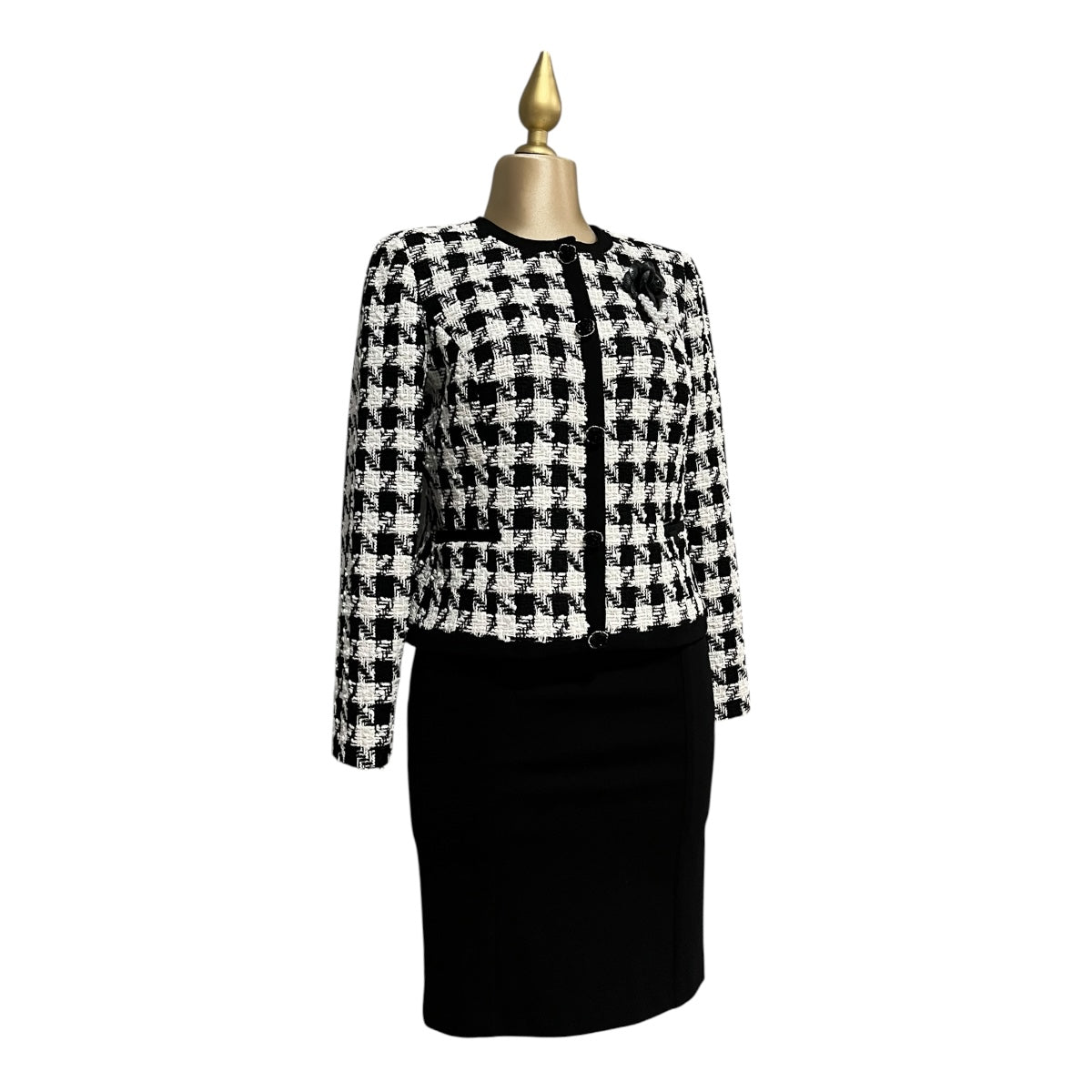 Conjunto Saco/Falda Con Broche Rosa Negra