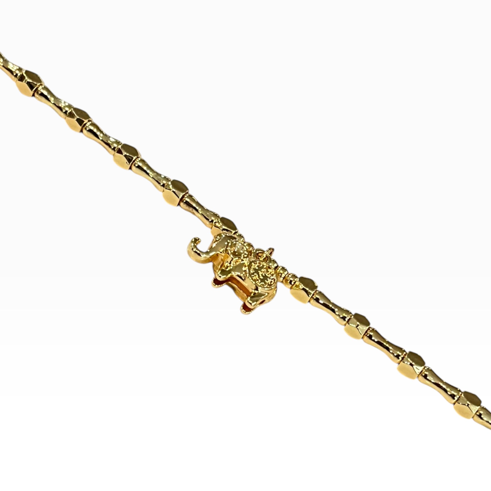 Pulsera En Oro Laminado Con Dije De Elefante De La Suerte Y Eslabones Tipo Bambú