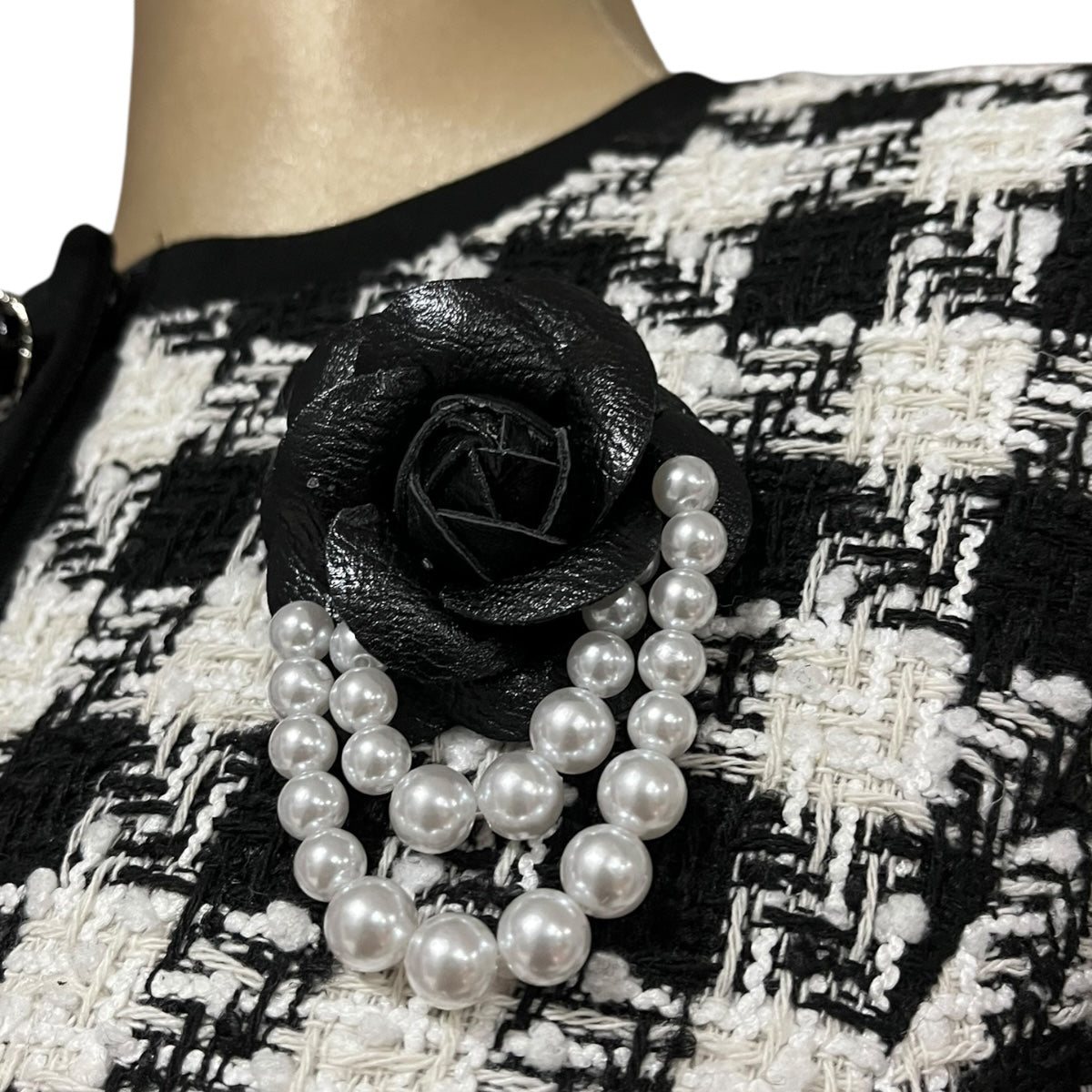 Conjunto Saco/Falda Con Broche Rosa Negra