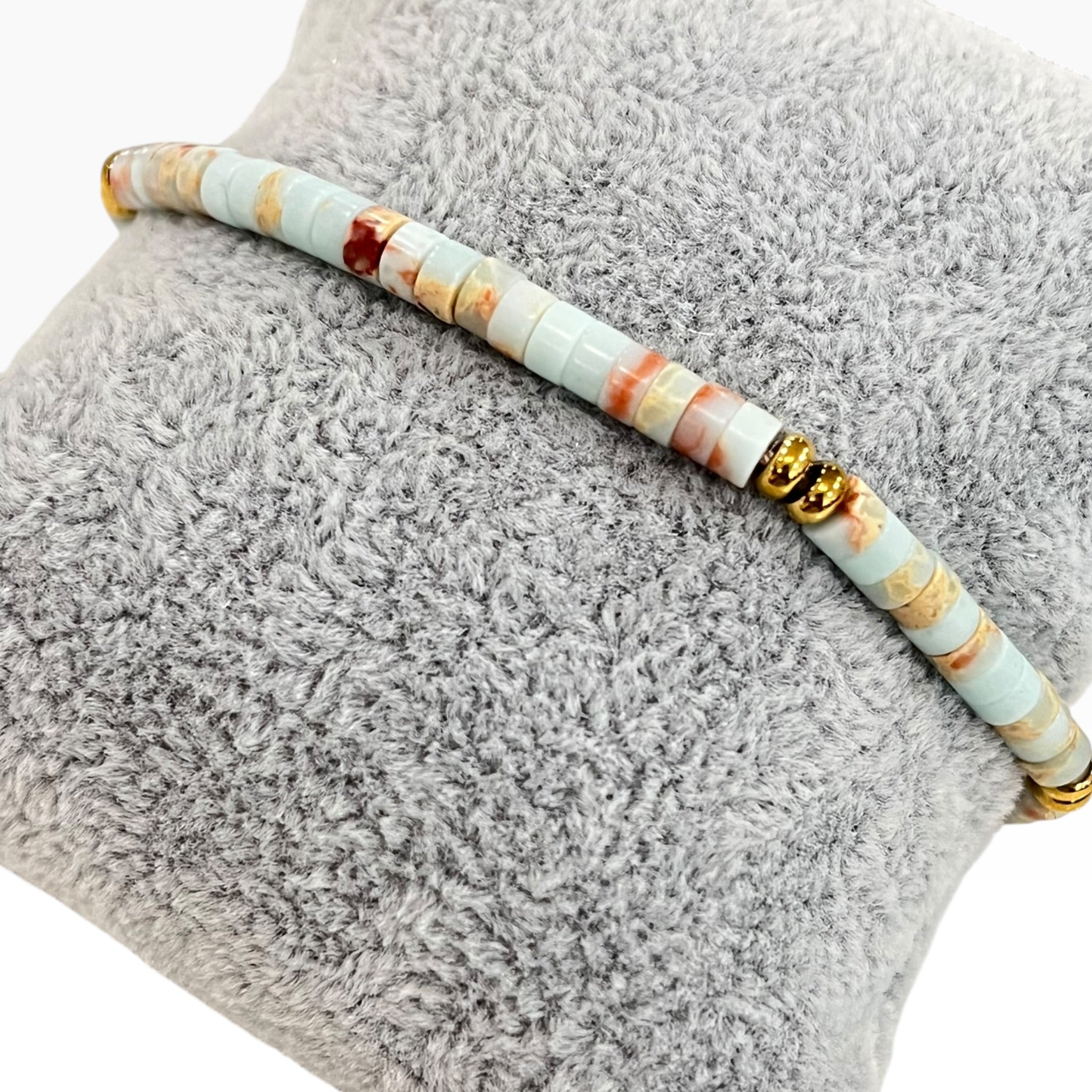Pulsera En Tonos Menta Con Acentos Dorados