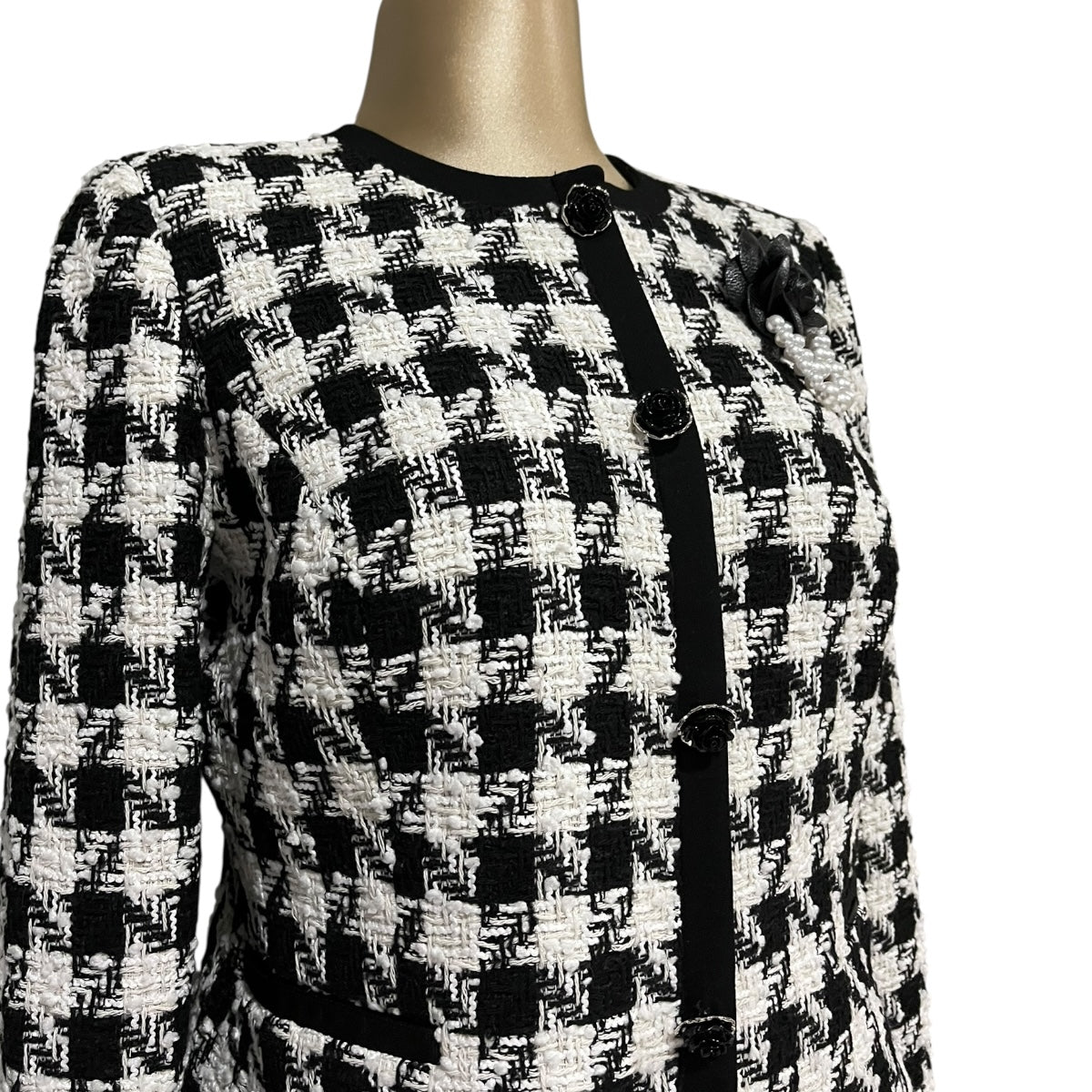 Conjunto Saco/Falda Con Broche Rosa Negra