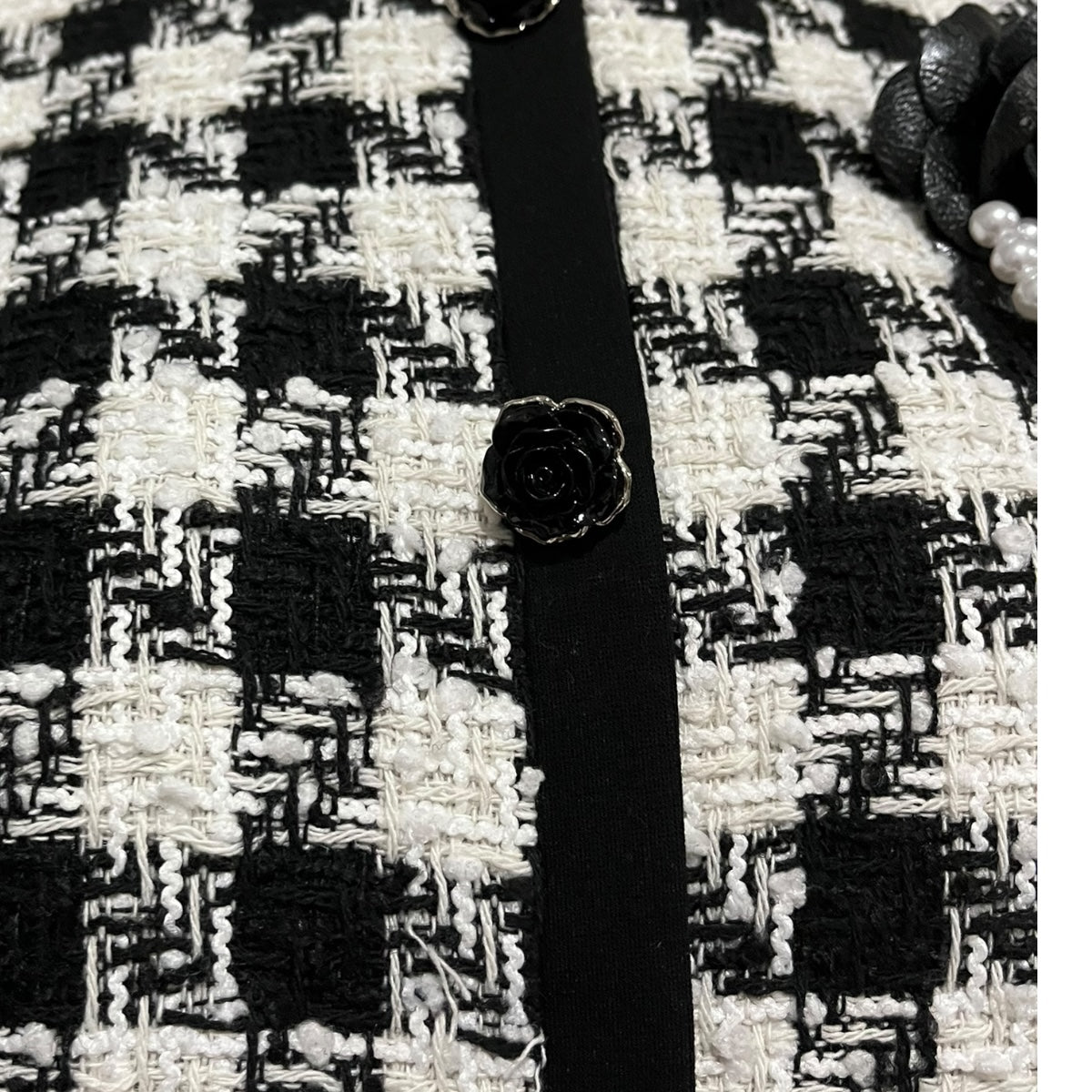 Conjunto Saco/Falda Con Broche Rosa Negra