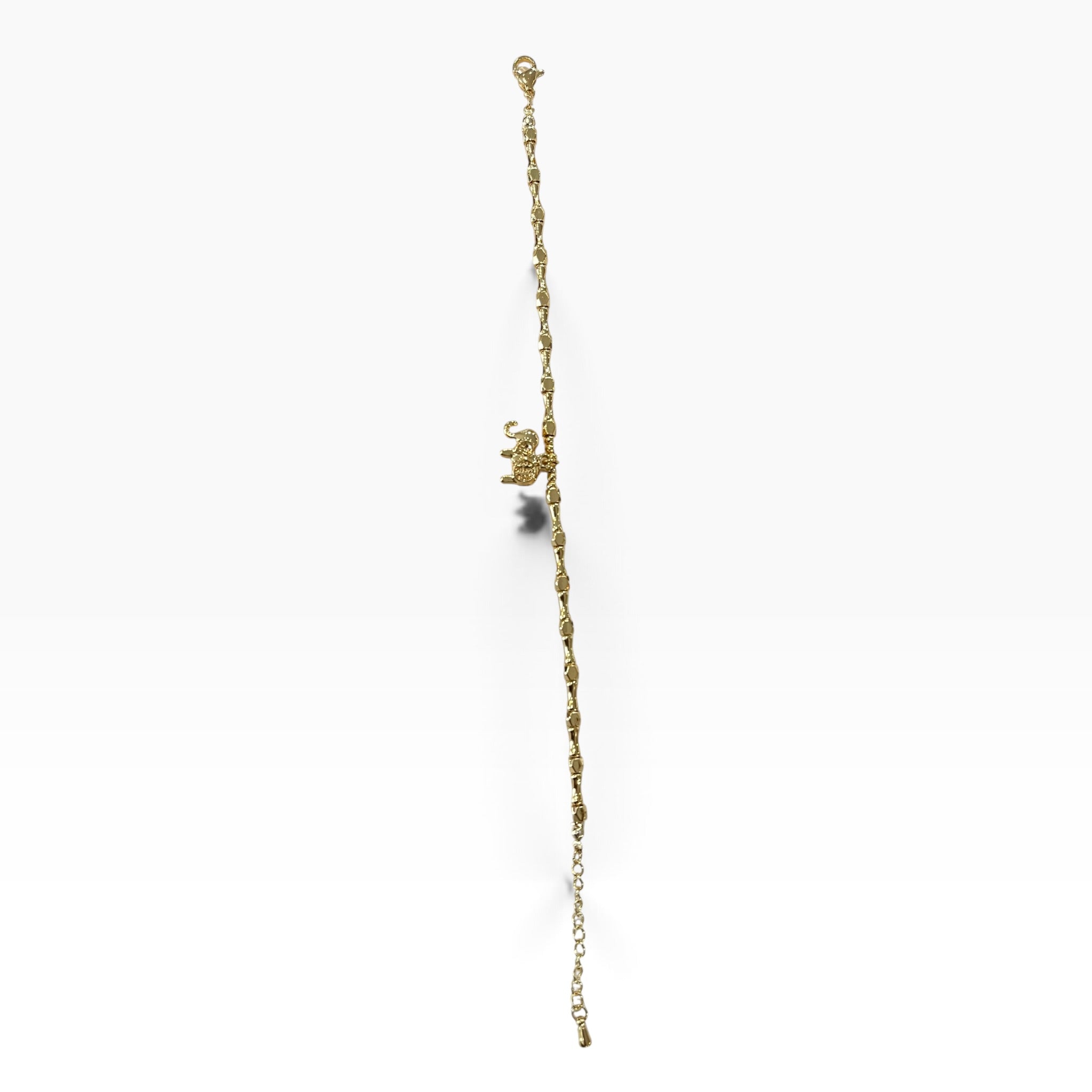 Pulsera En Oro Laminado Con Dije De Elefante De La Suerte Y Eslabones Tipo Bambú