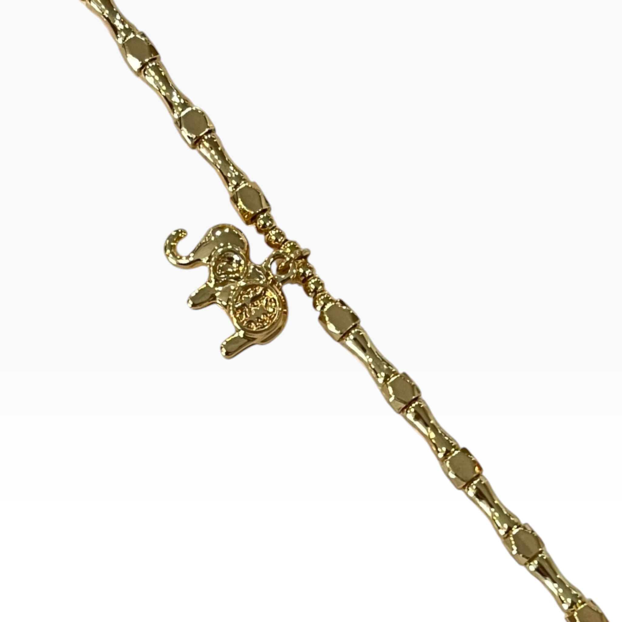 Pulsera En Oro Laminado Con Dije De Elefante De La Suerte Y Eslabones Tipo Bambú
