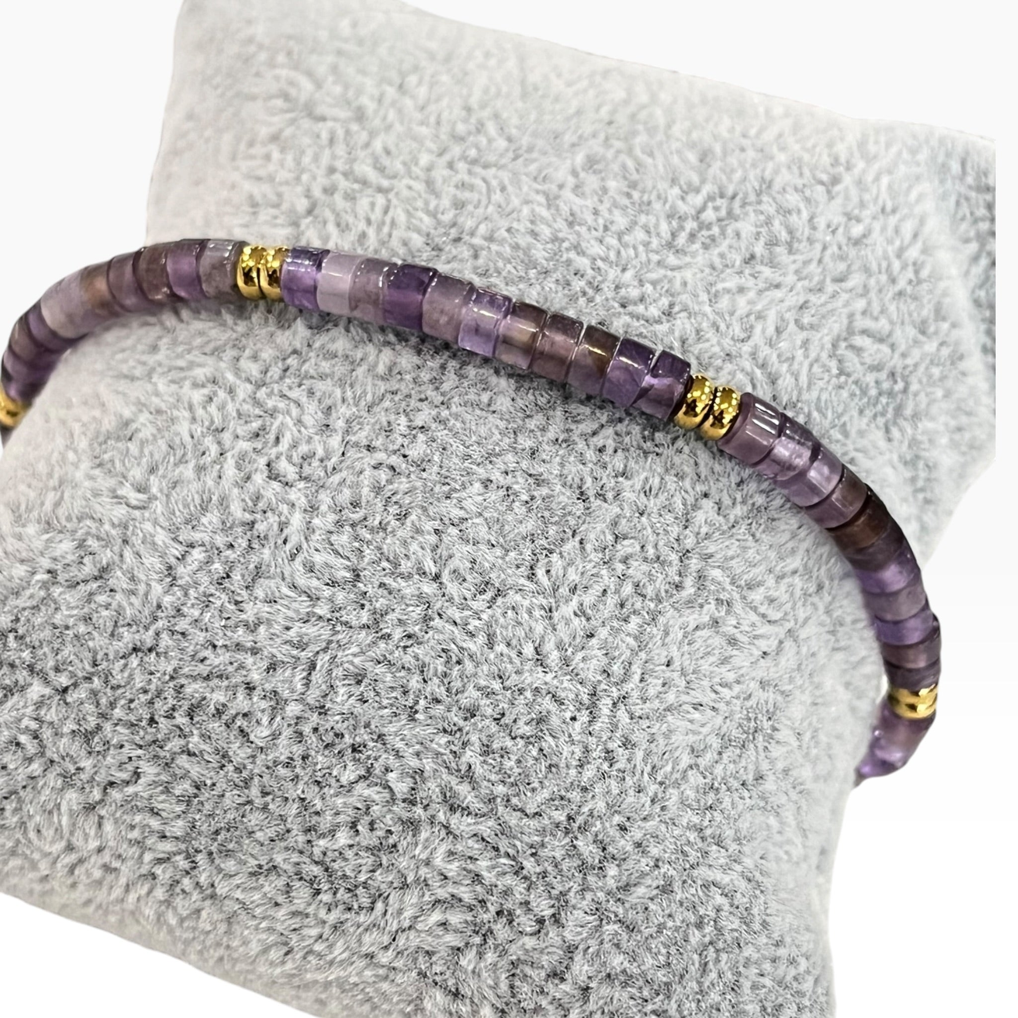 Pulsera En Tonos Lila Con Acentos Dorados