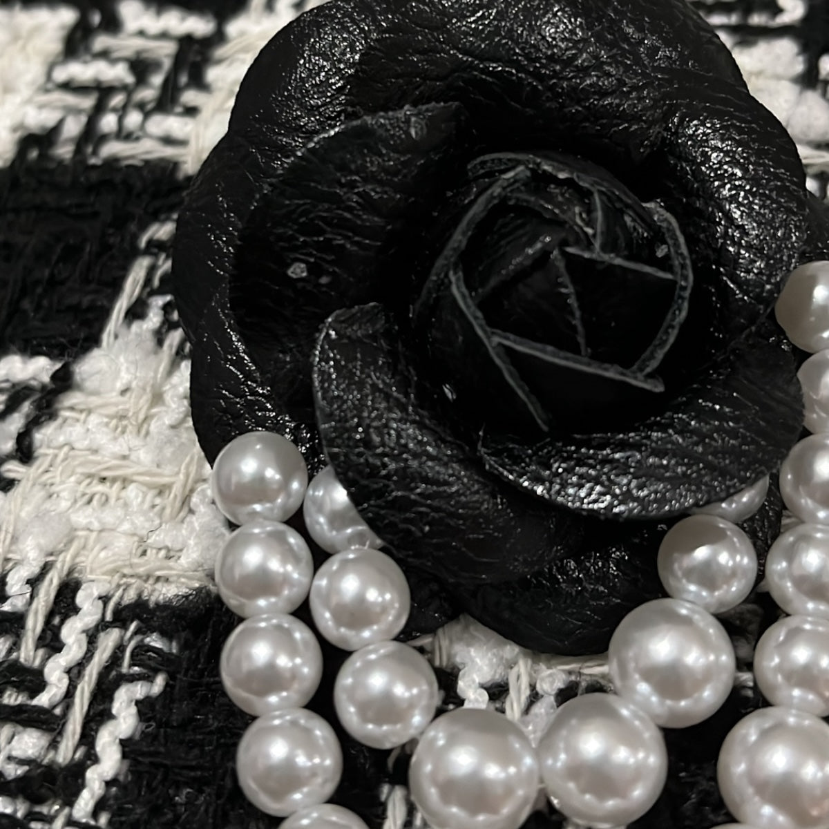 Conjunto Saco/Falda Con Broche Rosa Negra
