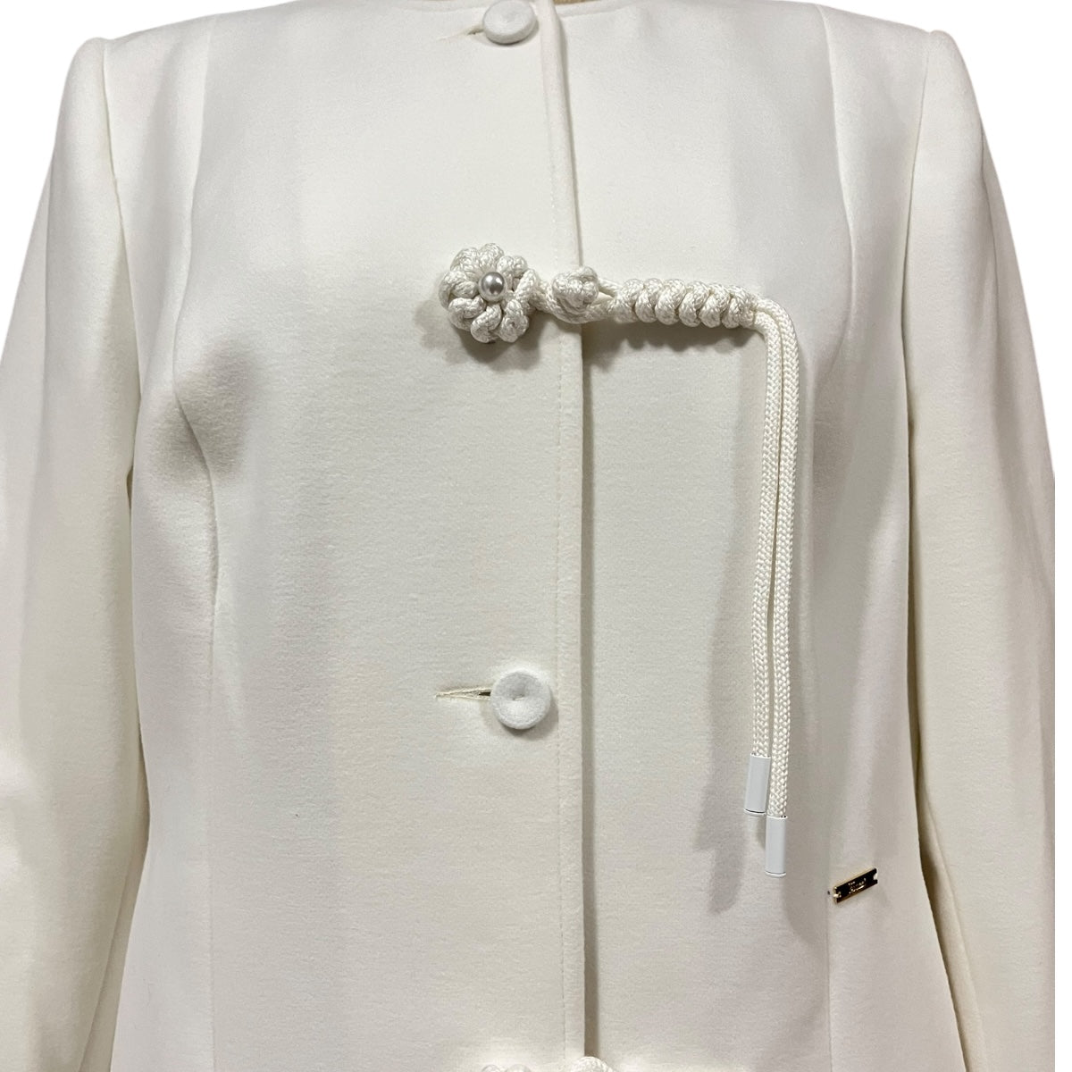 Abrigo Hueso Botón Flor Para Dama MUSSI