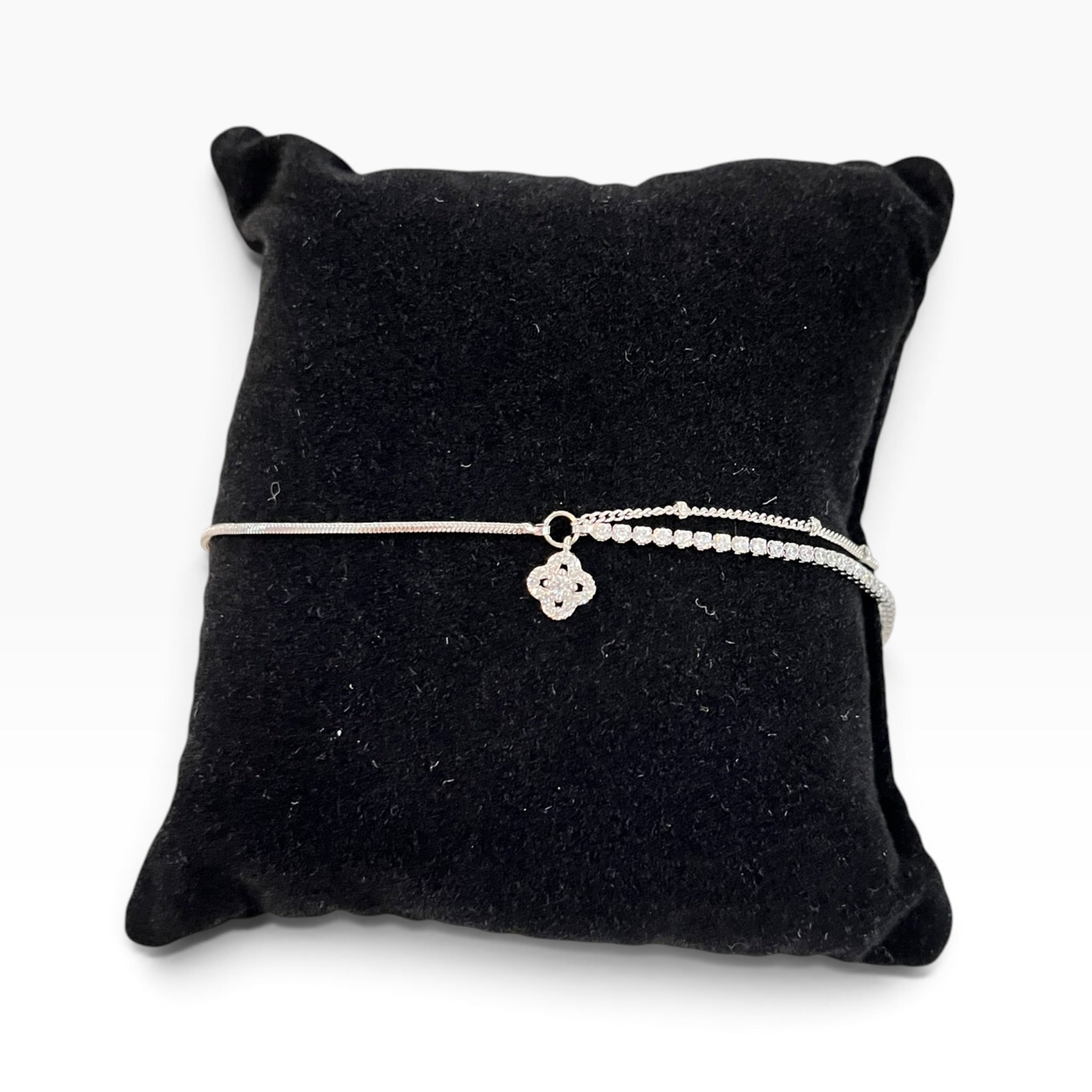 Pulsera Doble Cadena Rodio Con Dije De Trébol y Pequeñas Zirconias