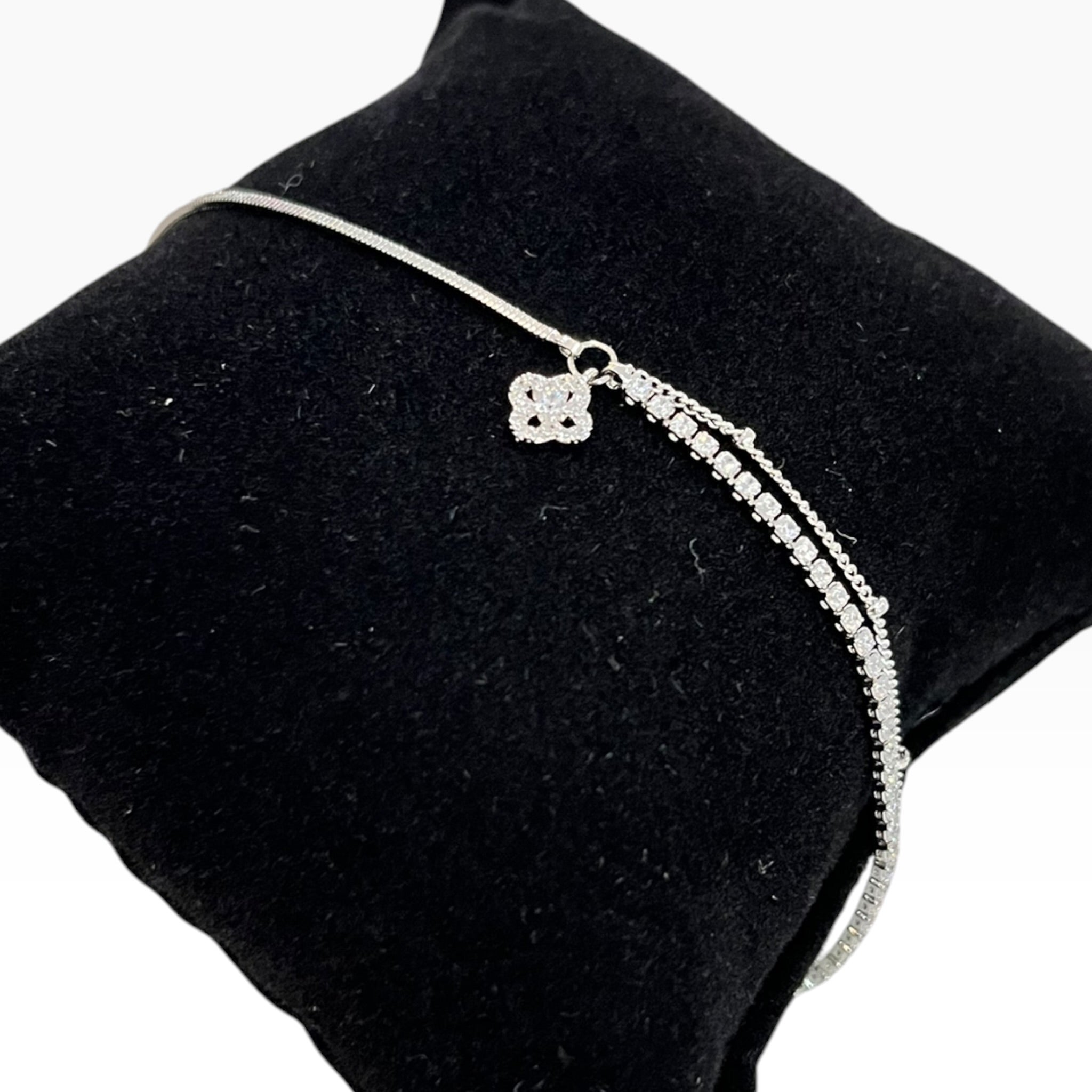 Pulsera Doble Cadena Rodio Con Dije De Trébol y Pequeñas Zirconias
