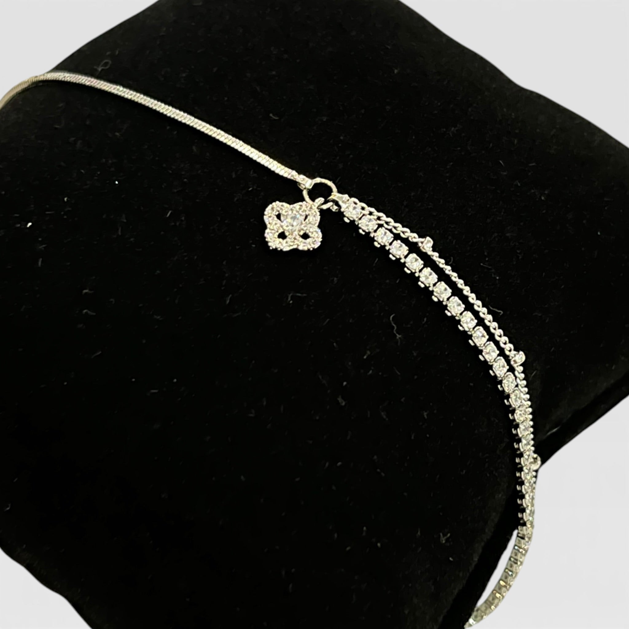 Pulsera Doble Cadena Rodio Con Dije De Trébol y Pequeñas Zirconias