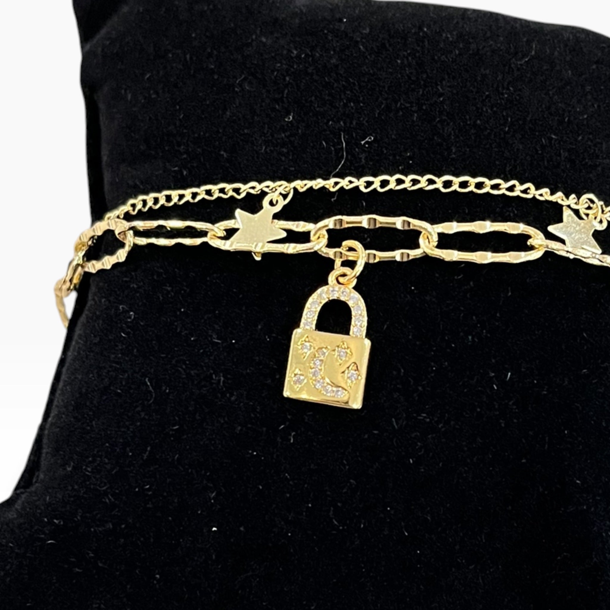 Pulsera Dorada Con Dije Candado y Pequeñas Zirconias