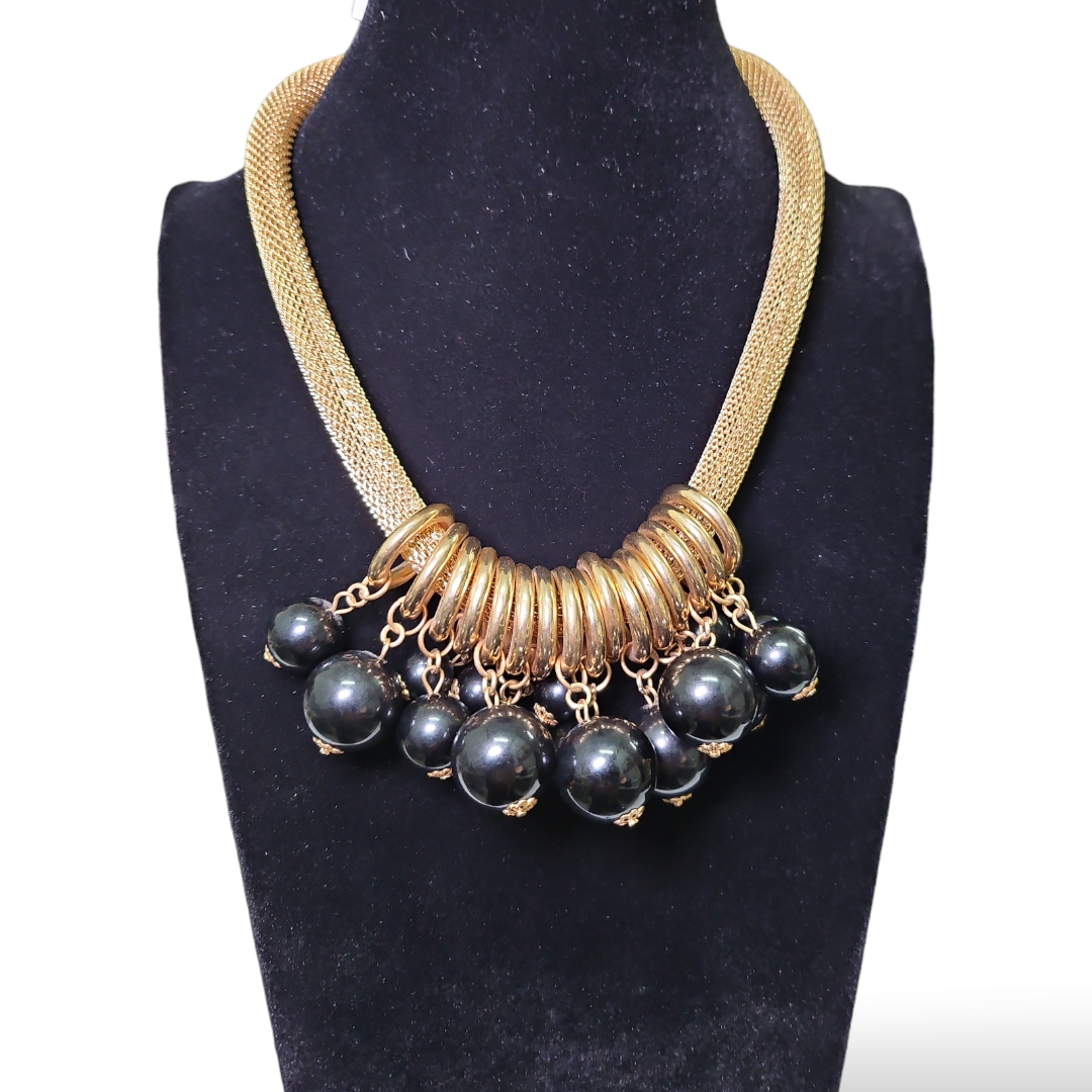 Collar malla bolas negras colgantes