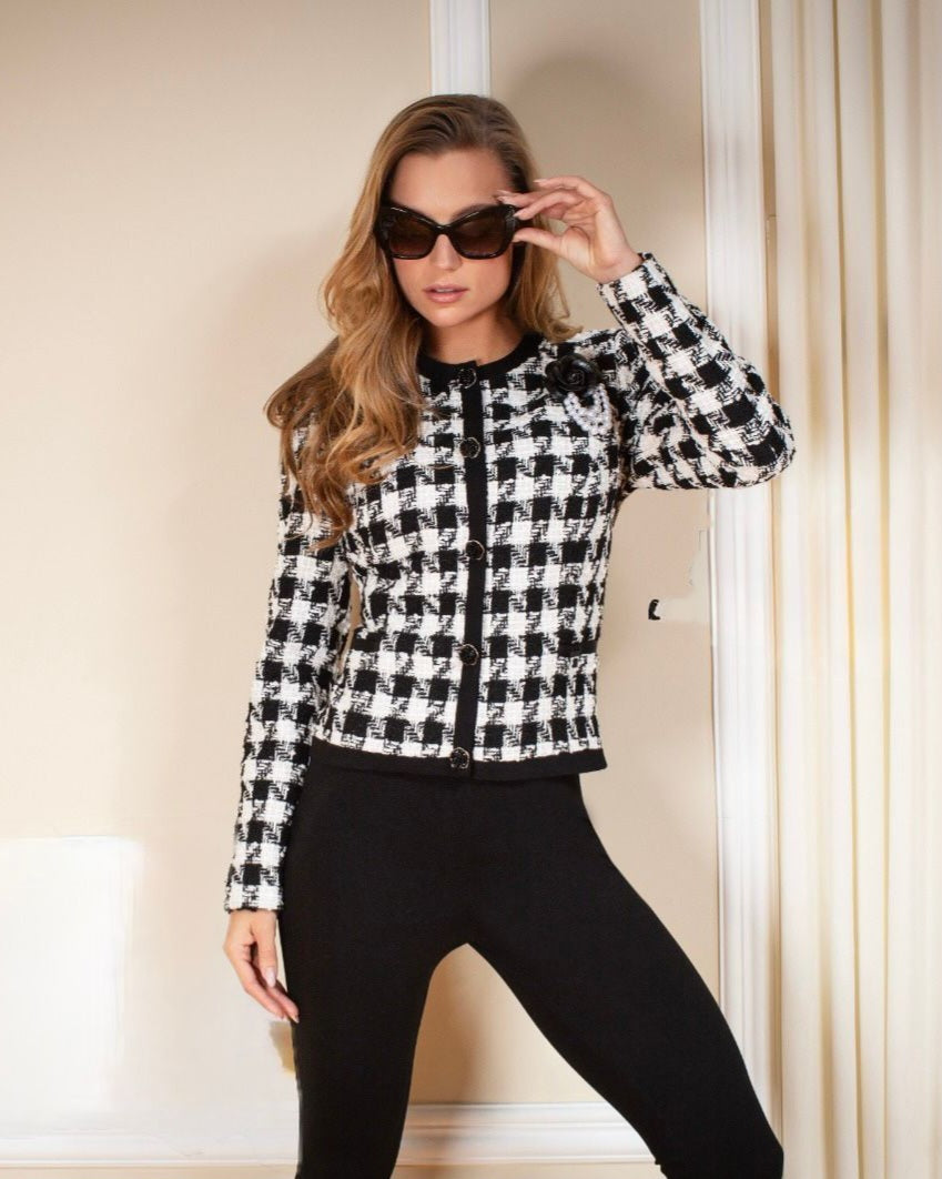 Conjunto Saco/Falda Con Broche Rosa Negra