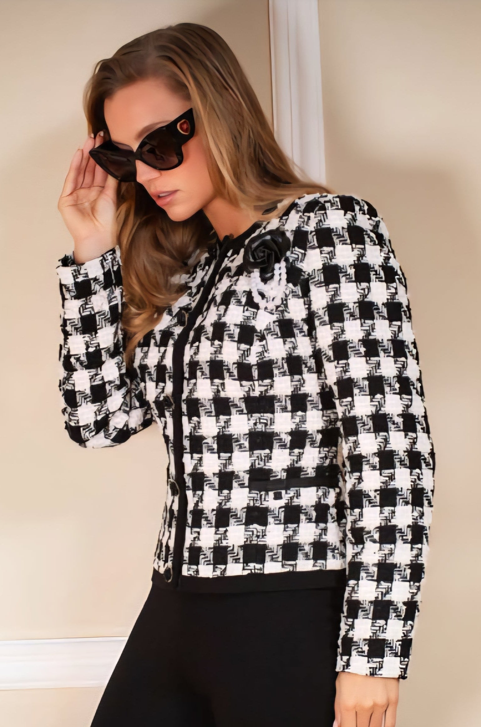 Conjunto Saco/Falda Con Broche Rosa Negra