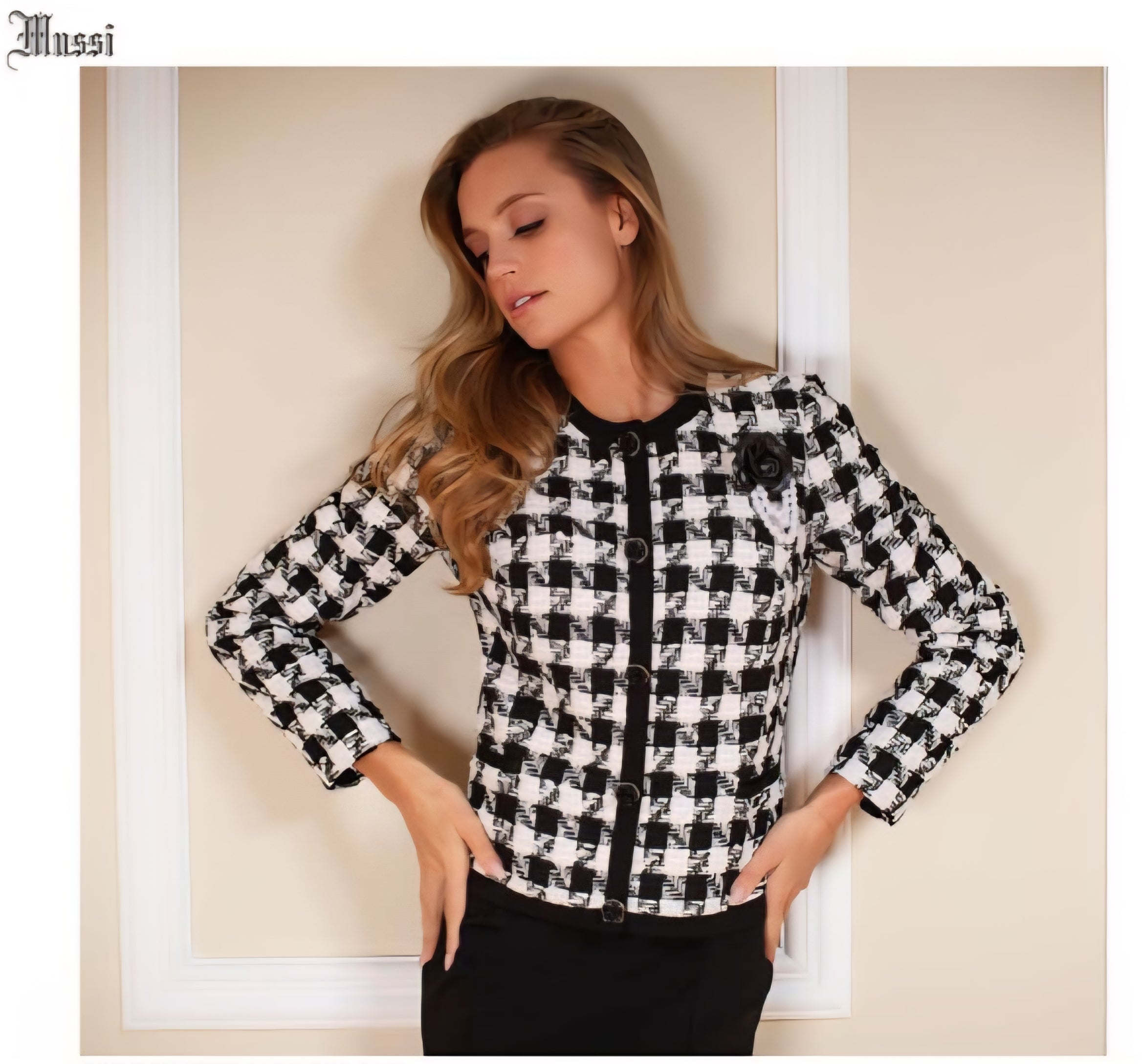 Conjunto Saco/Falda Con Broche Rosa Negra