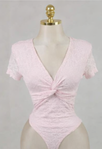 Body de encaje escote V manga corta rosa LC