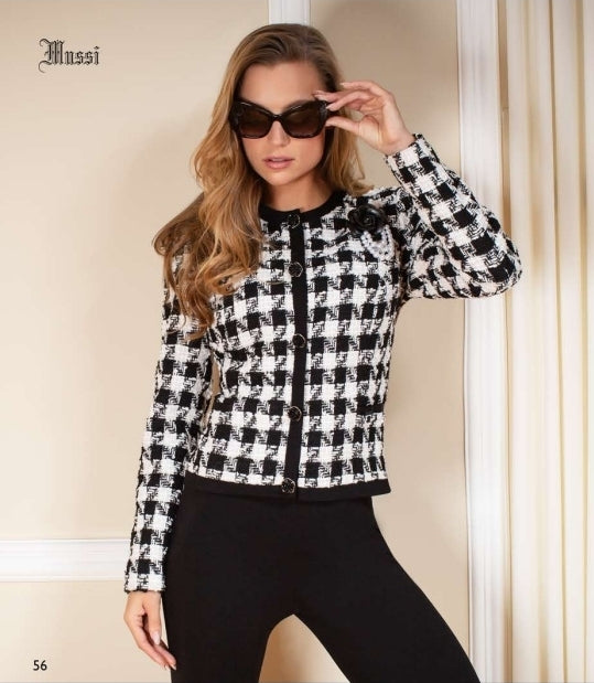 Conjunto Saco/Falda Con Broche Rosa Negra