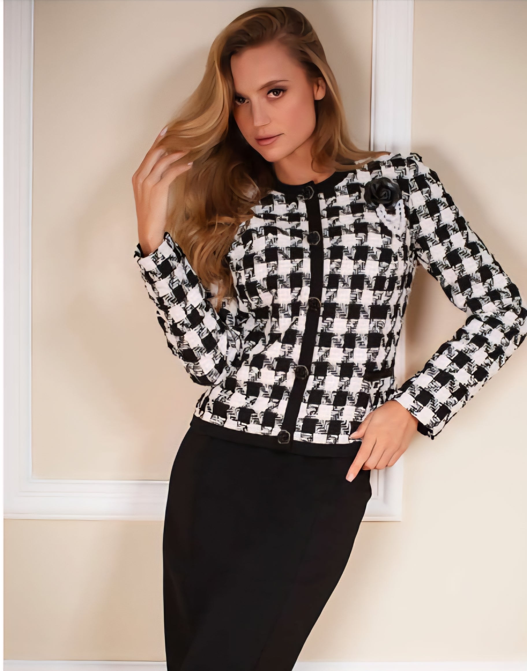 Conjunto Saco/Falda Con Broche Rosa Negra