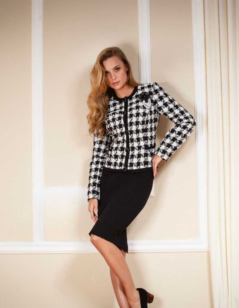 Conjunto Saco/Falda Con Broche Rosa Negra MUSSI