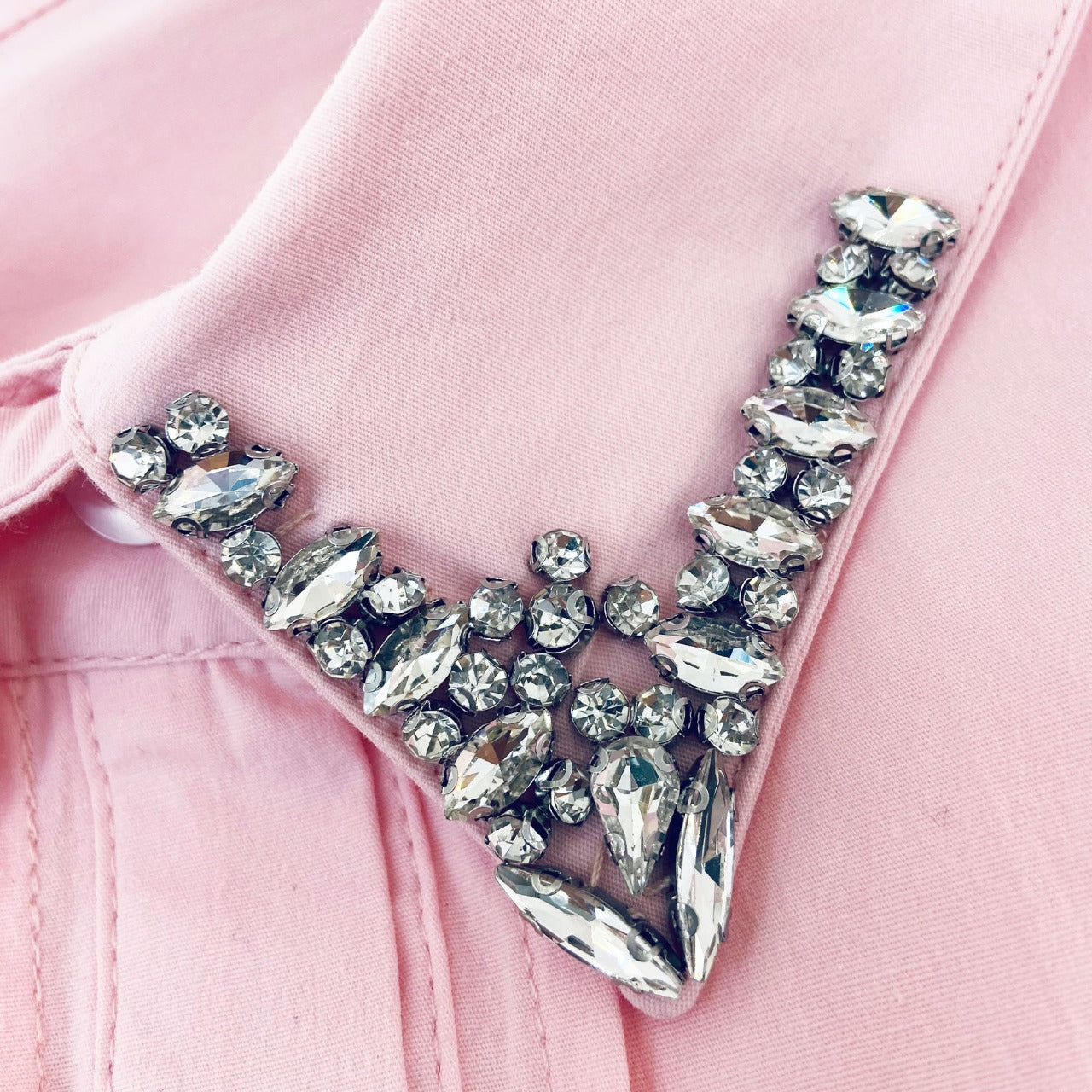 Blusa manga larga con detalle en cuello cristal rosa pastel LC