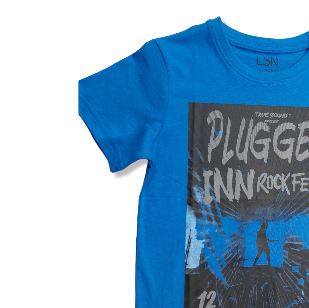 Camiseta azul con texto estampado "PLUGGED INN ROCKFEST" para niño