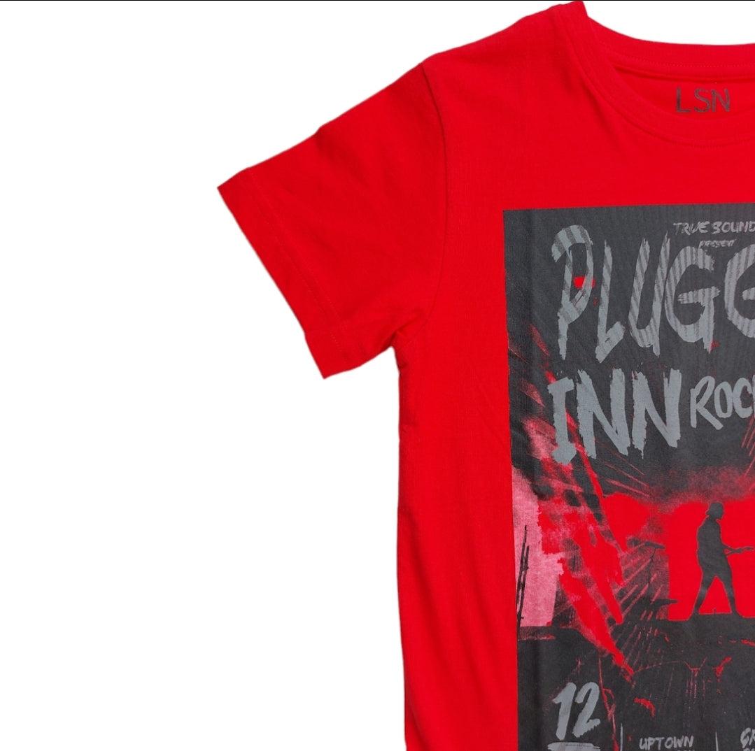 Camiseta roja con texto estampado "PLUGGED INN ROCKFEST" para niño