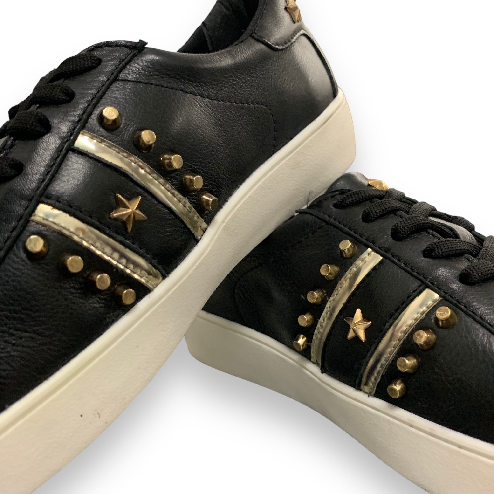 Tenis negro con estrellas Gillio